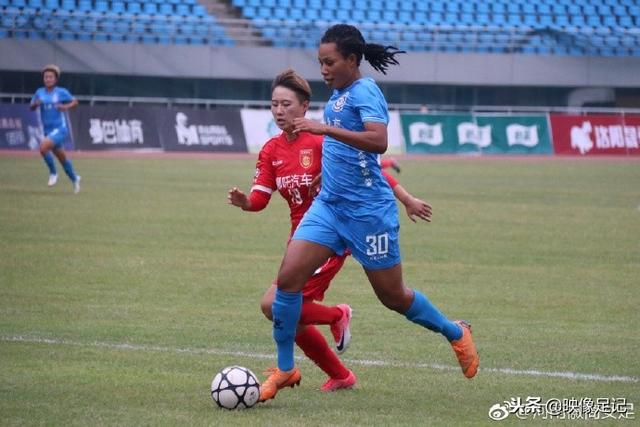 曼联球迷对威尔科克斯表达不满 怒声求他离开